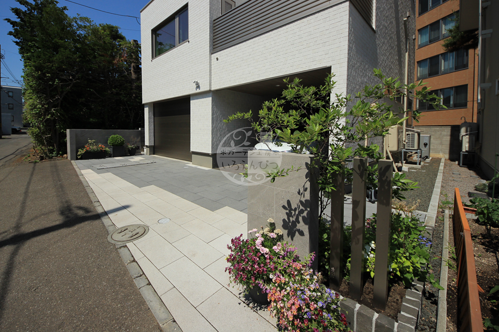 札幌市中央区｜ツートンデザインのスタイリッシュ外構